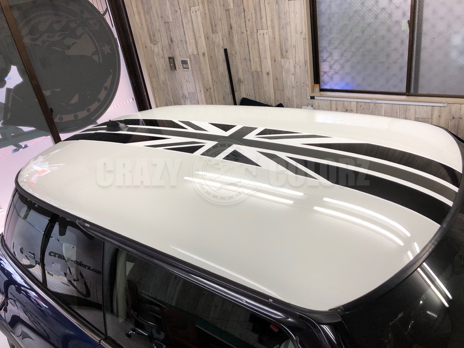 MINI Cooper ホワイトルーフへ施工したブラックジャックの一枚物グラフィック