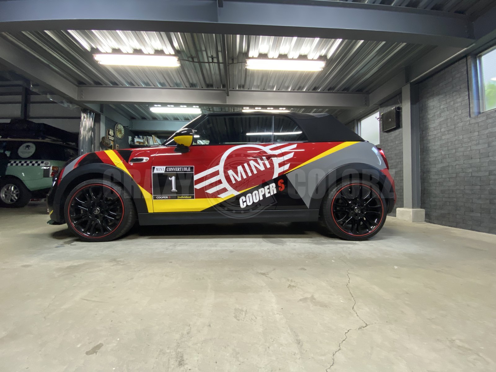 MINI クーパーS カブリオレ レーシングデザイン ラッピング 真横 東京