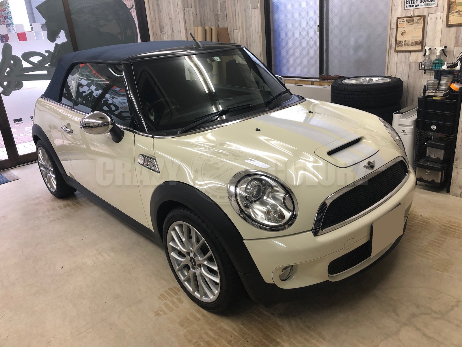 同色系のボンネットストライプを施工したMINI クーパーS コンバーチブル