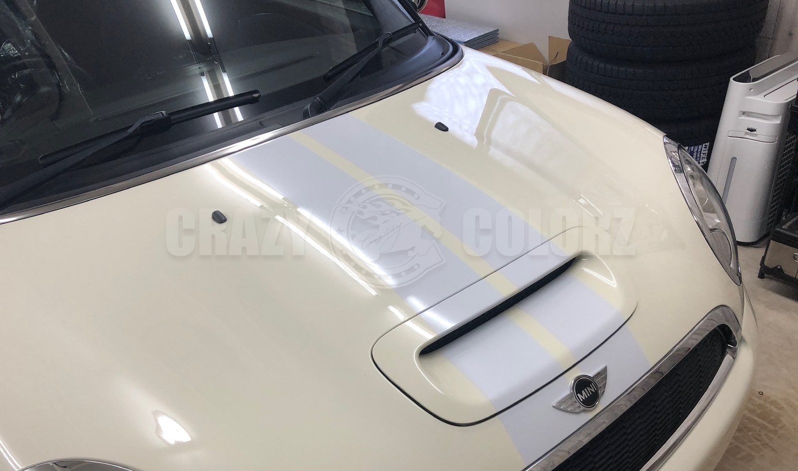 MINI クーパーS コンバーチブルのボンネットに通したライトグレーのストライプ