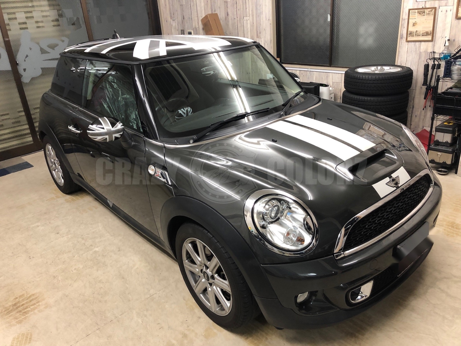 ブラックジャックルーフとボンネットストライプを施工したMINI Cooper S R56