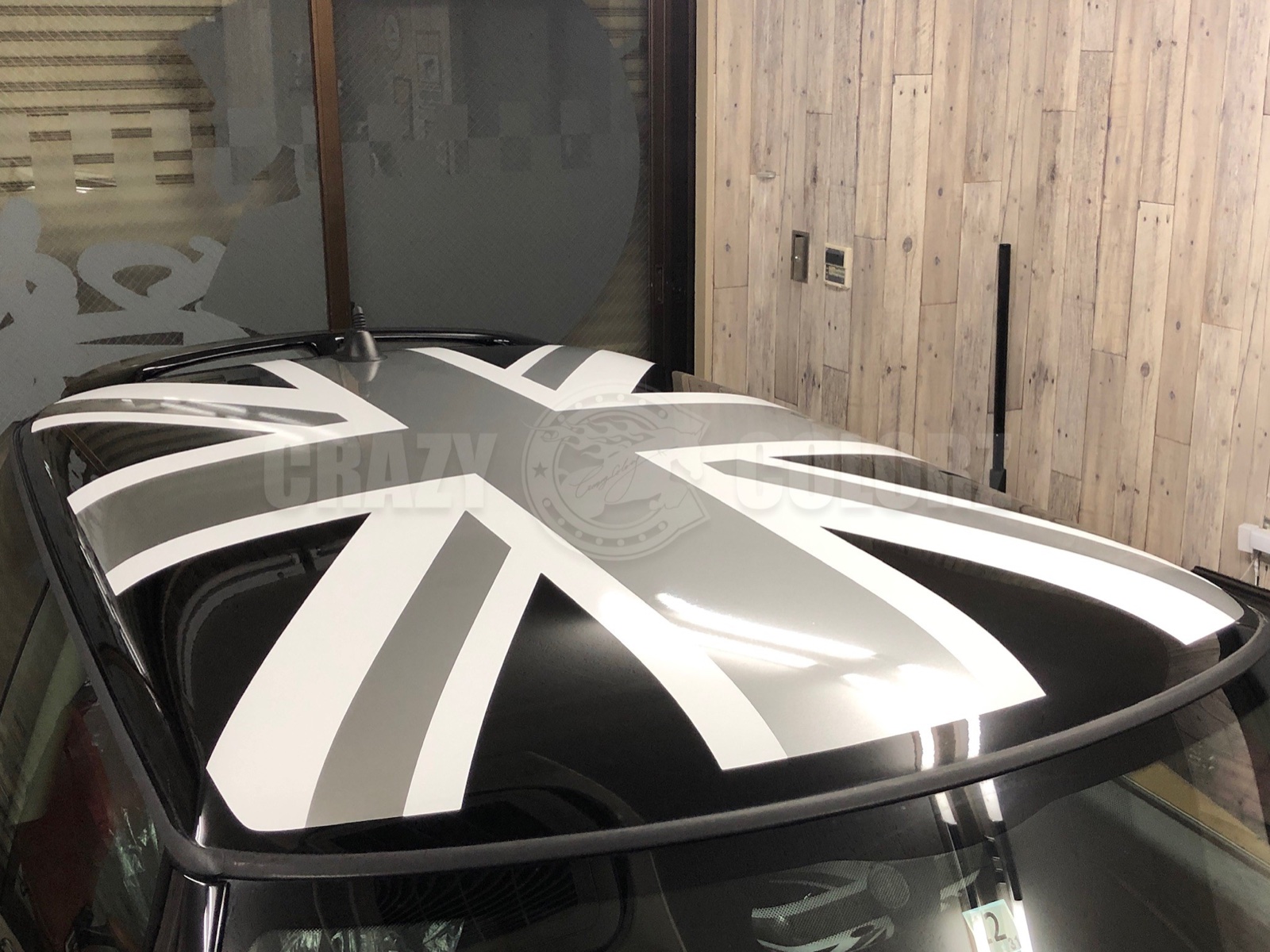 ブラックルーフの下地を活かしたMINI R56のブラックジャックデザイン