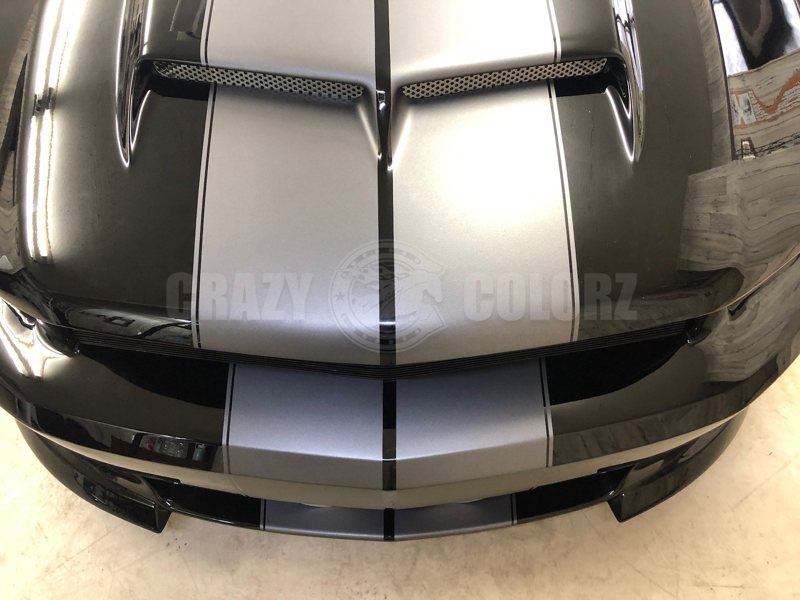 Type 4 Ram Air Hoodへマットダークグレーのストライプを施工したマスタング
