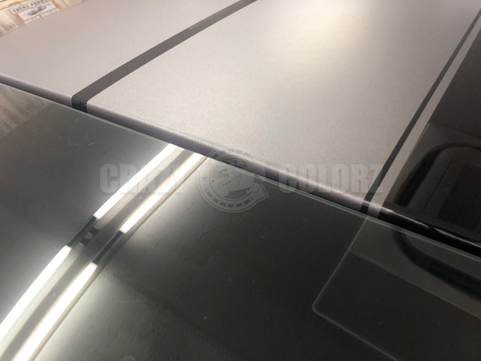 ルーフへ施工したフォード マスタングのマットダークグレーストライプ