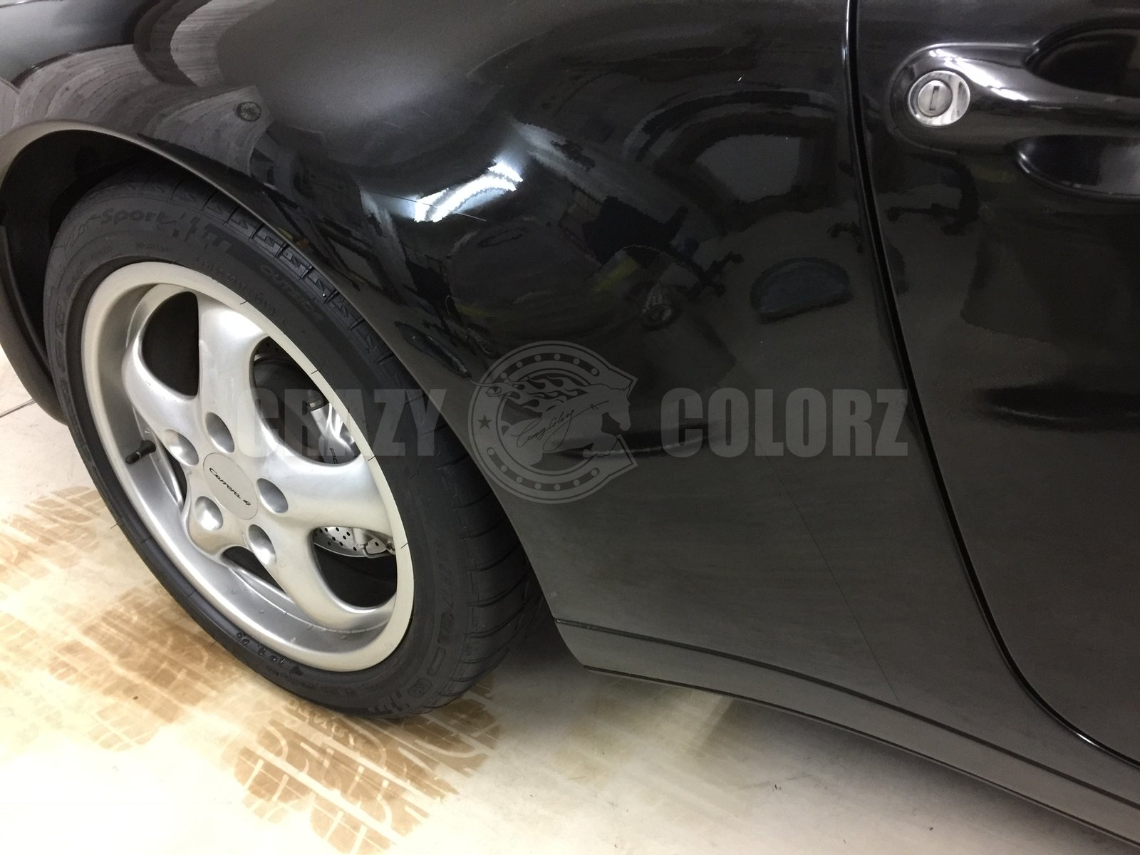 新しいストーンガードプロテクションを施工したポルシェ911 993のリアフェンダー