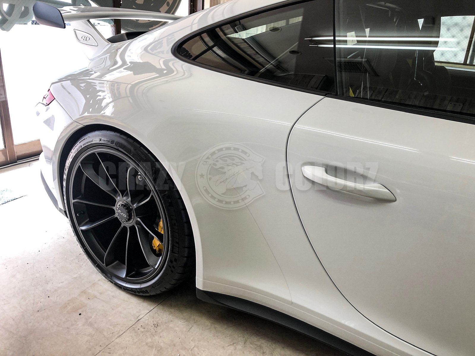 セラミックコーティングを施工したポルシェ911 GT3のサイドとリアフェンダー