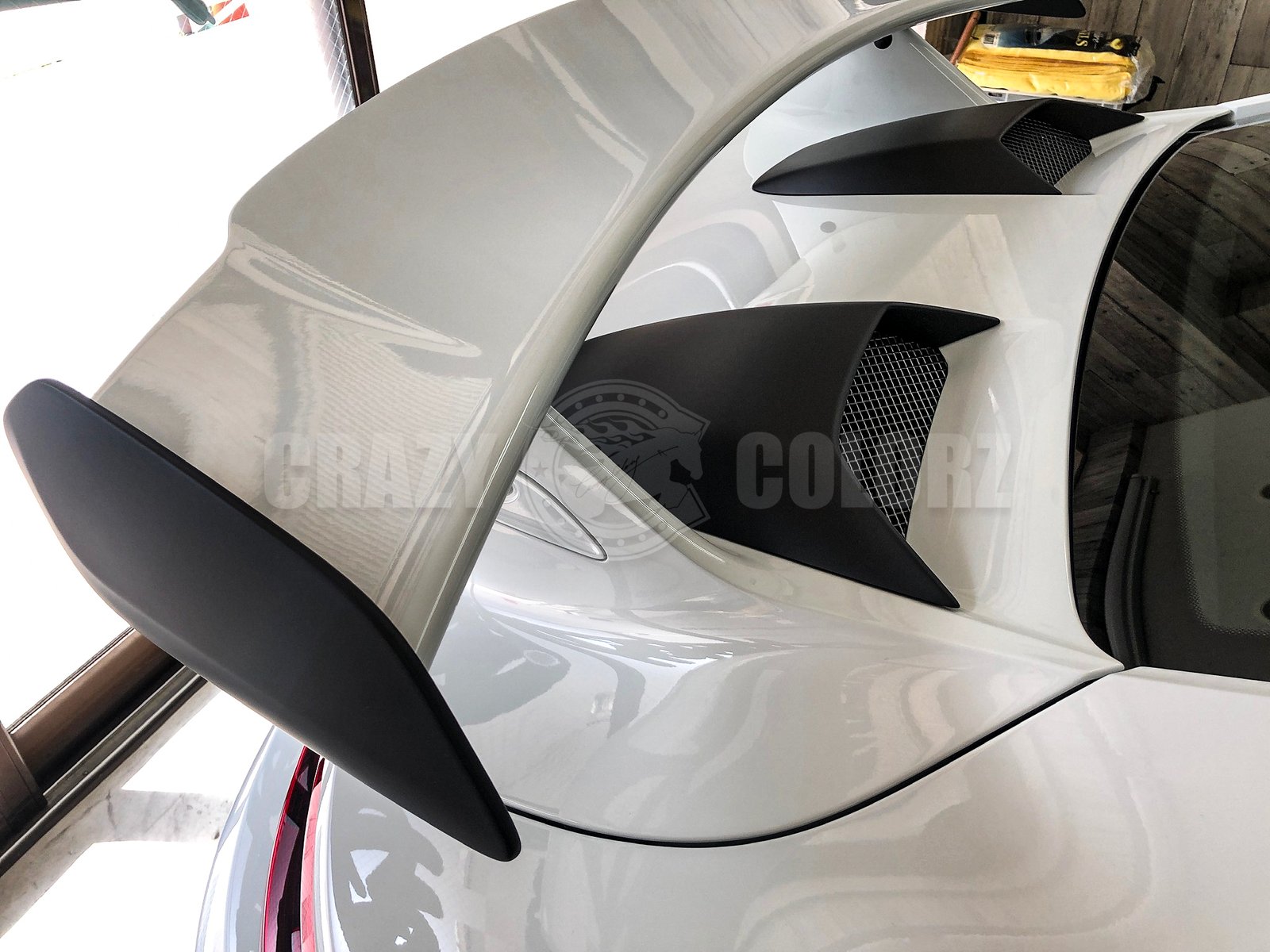 セラミックコーティングを施工したポルシェ911 GT3のリアウイング