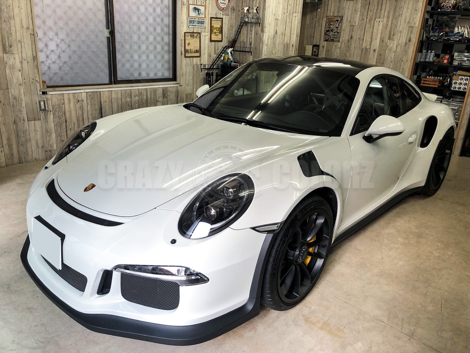 クレイジーカーボンをルーフへ施工したホワイトのポルシェ911 GT3 RS 991