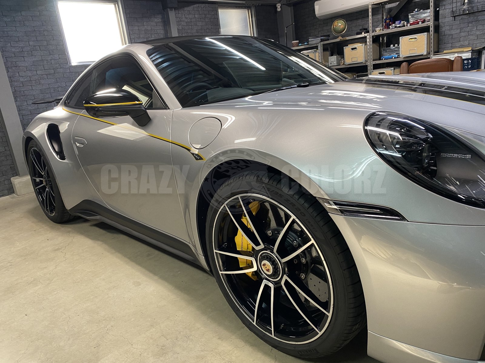 ポルシェ911 サイドのワンオフピンストライプとドアミラー下のイエローライン 東京
