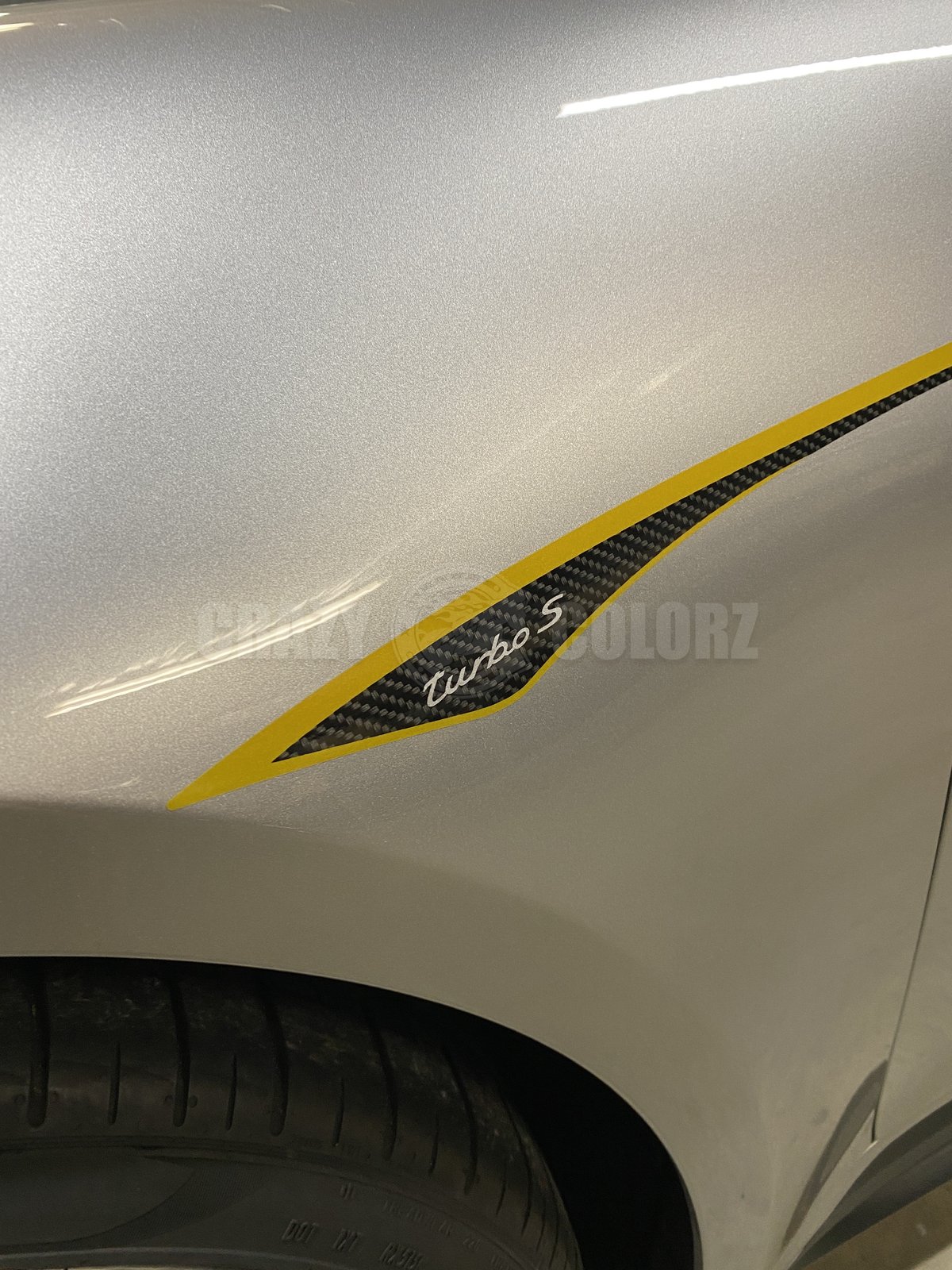 ポルシェ911 車体ラインに沿わせたワンオフイエローストライプ 東京