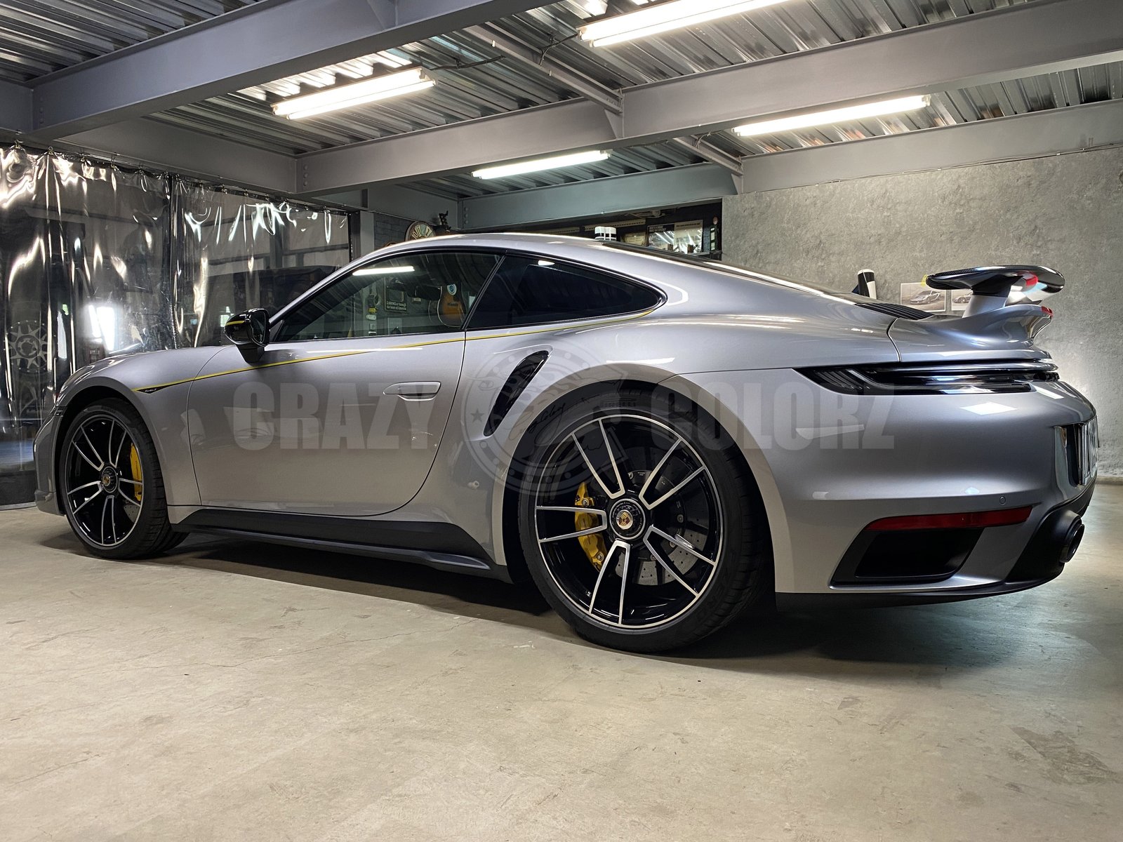 ポルシェ911 前後に配したカーボンとイエローの一体感 東京