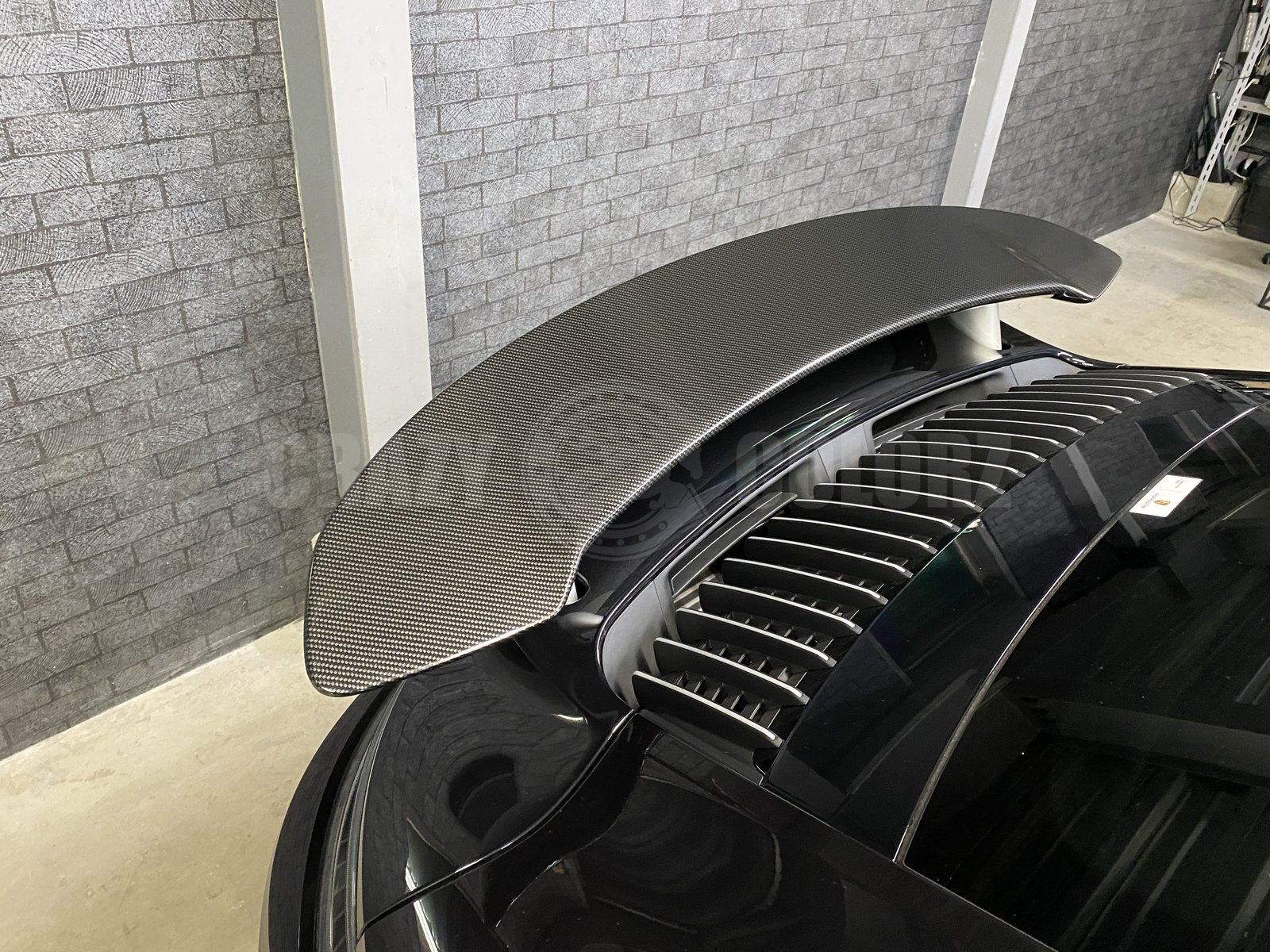 ポルシェ 911 ターボS リアウイングのクレイジーカーボンラッピング 東京