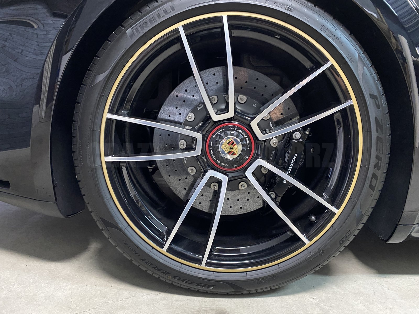 ポルシェ 911 ターボS ホイールリムのイエローラッピング 東京