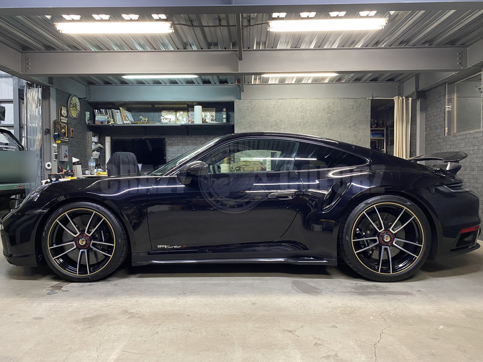 ポルシェ 911 ターボS ナイトブルーメタリック サイド全体 カーボンとイエローリム 東京