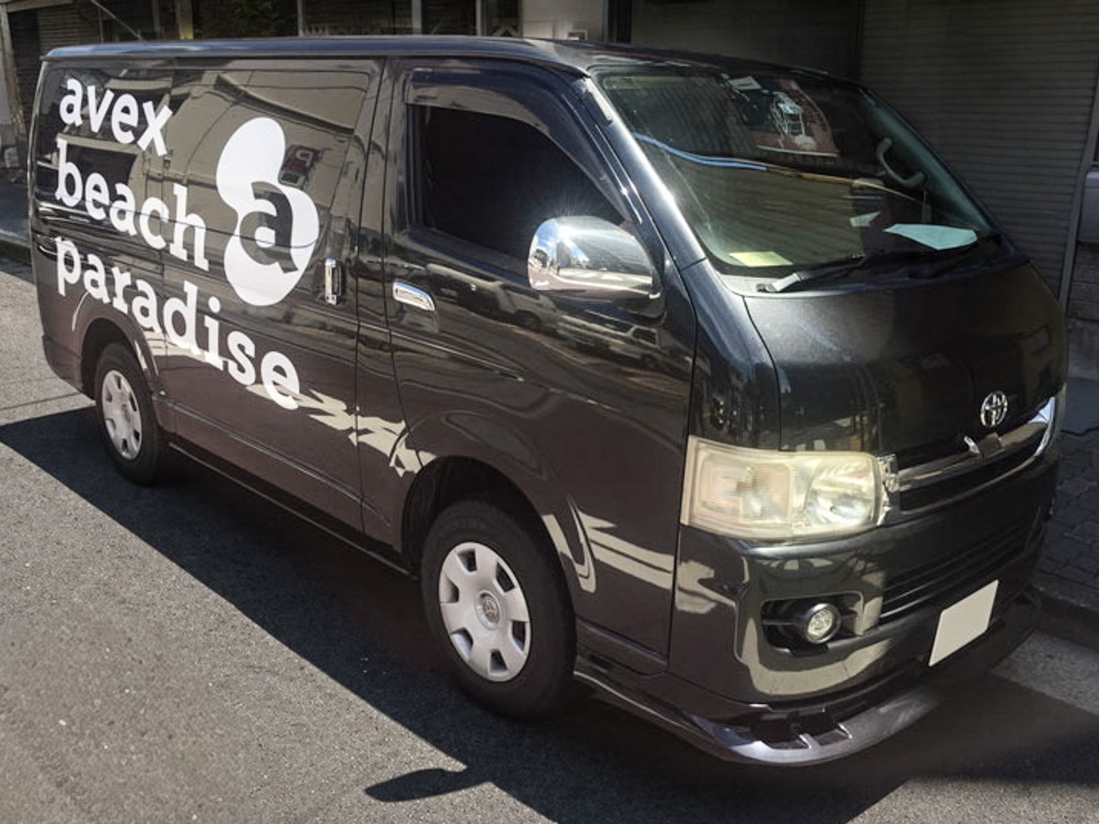 トヨタ ハイエース側面へ大きく配置した企業ロゴラッピング