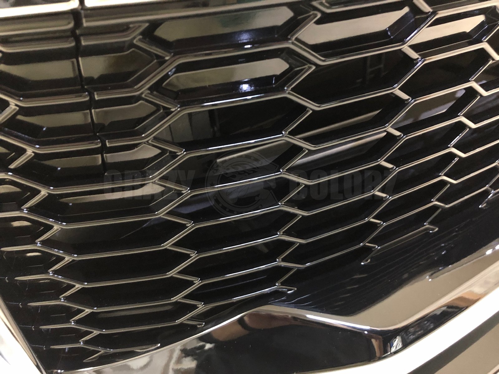プリウスPHV GR SPORTのフロントグリル施工部分